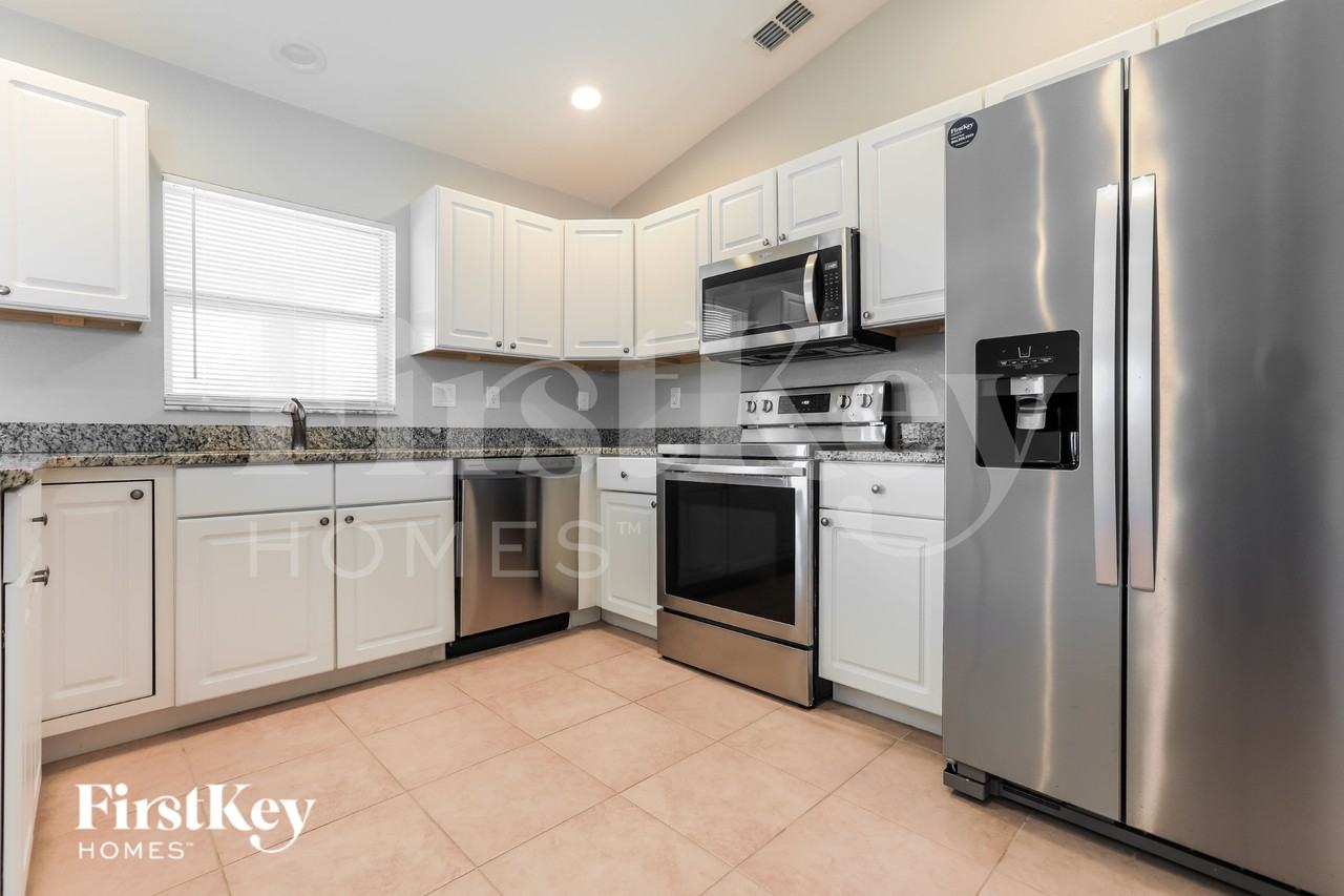 12061 Helicon Ave - Photo 5 of 16