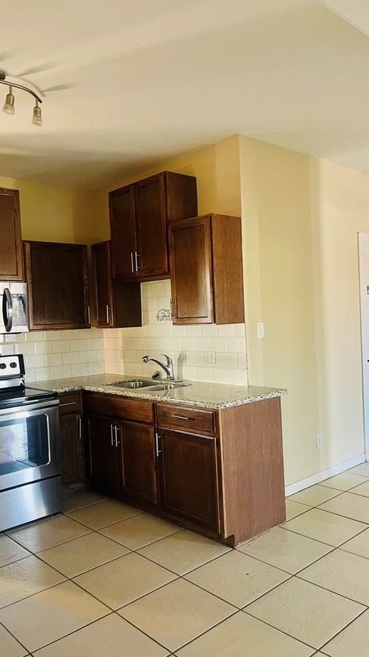 3026 Laura St - Photo 5 of 14