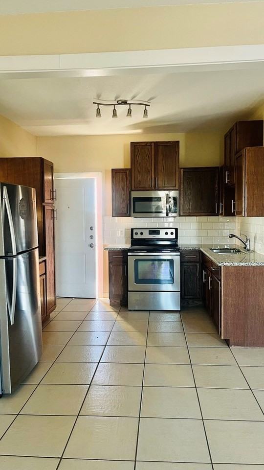 3026 Laura St - Photo 6 of 14