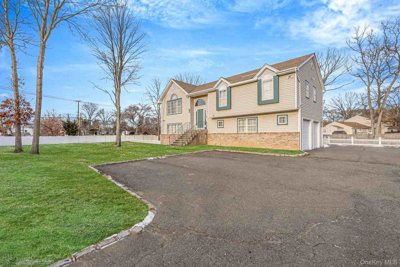 475 Old Country Rd - Photo 2 of 25