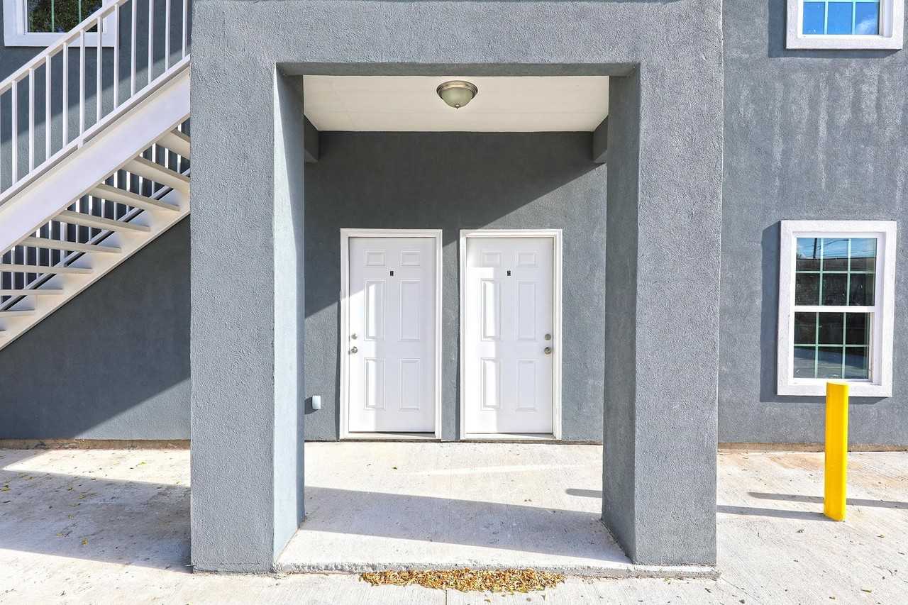 1215 E Bustamante St - Photo 5 of 14