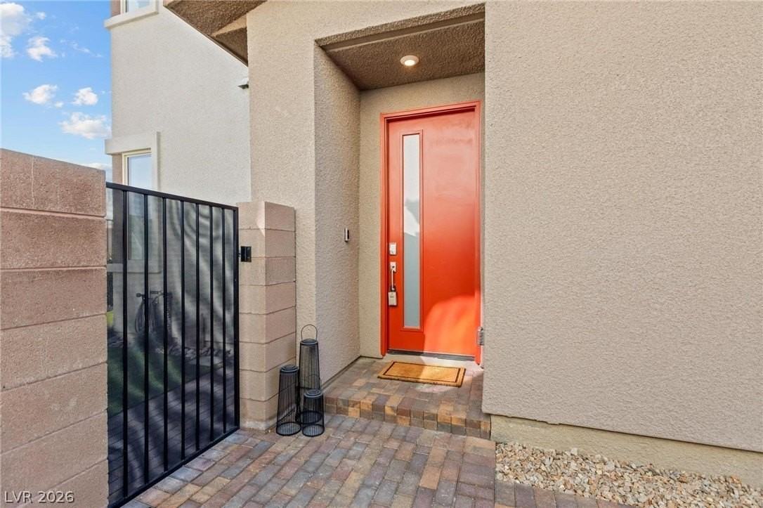 692 Echelon St - Photo 2 of 35