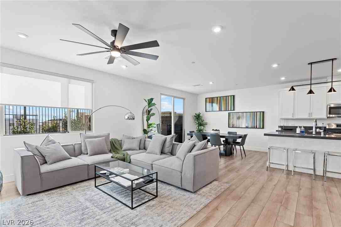 692 Echelon St - Photo 3 of 35