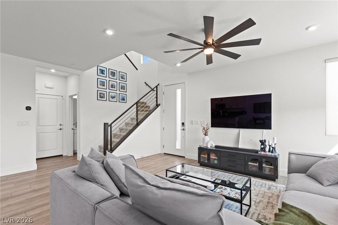 692 Echelon St - Photo 4 of 35