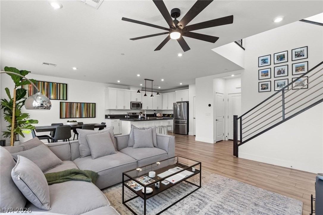 692 Echelon St - Photo 5 of 35