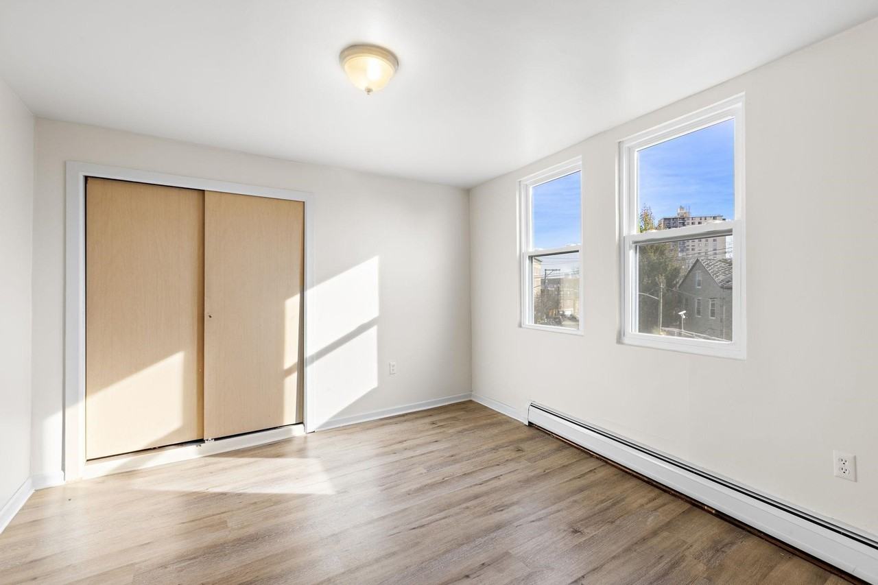 201 16th St #3 - Photo 4 of 8