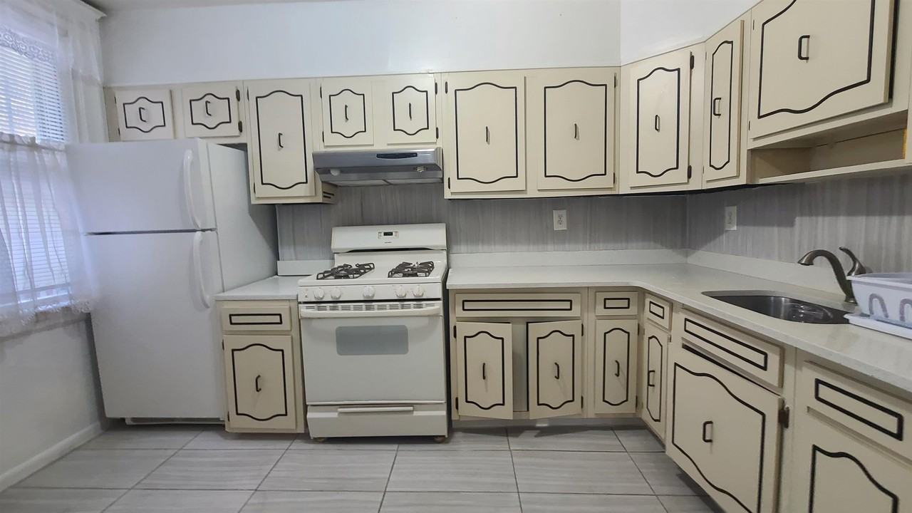 308 7th St #2 - Photo 4 of 11