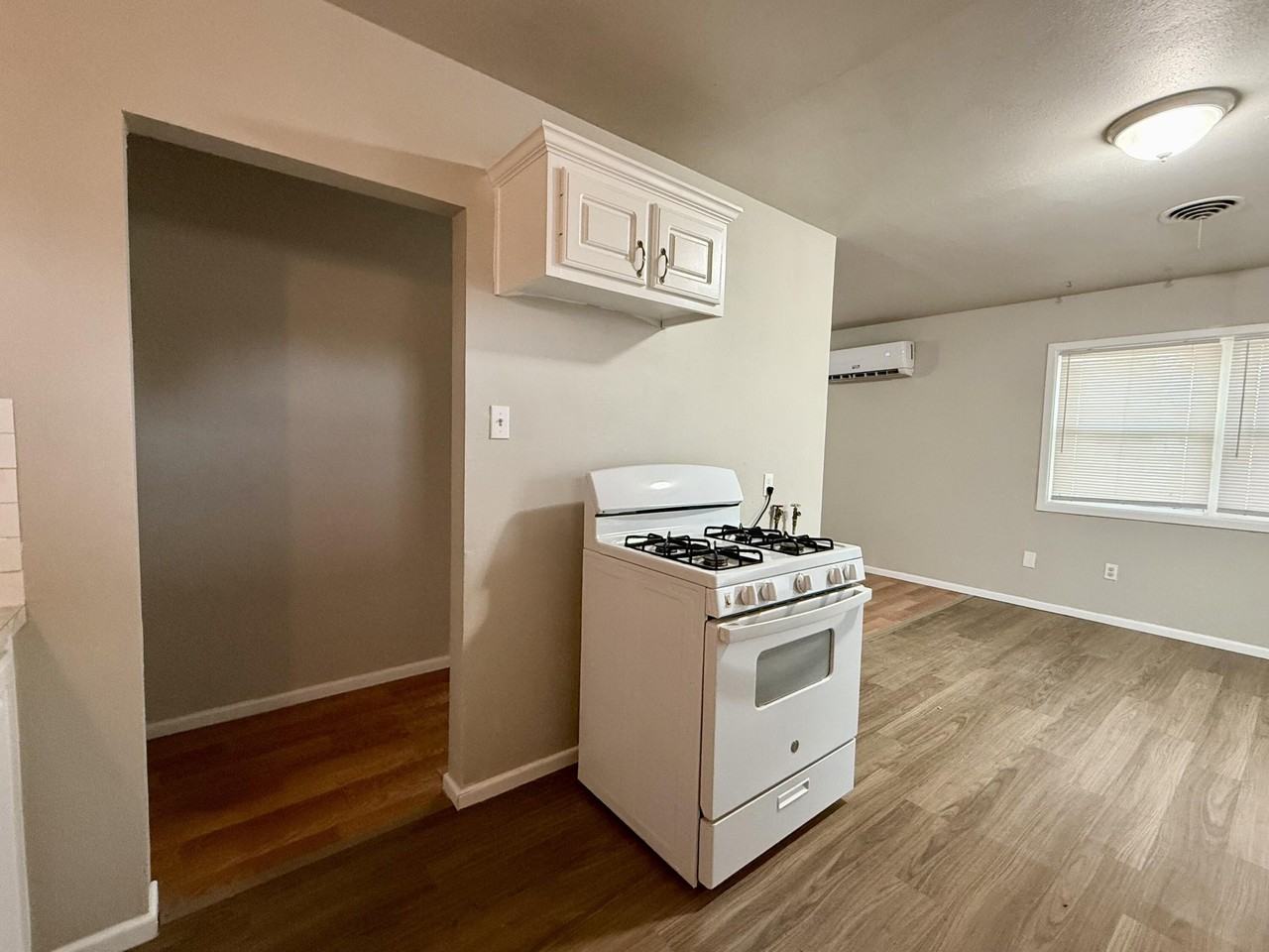 505 E 37th St - Photo 5 of 15