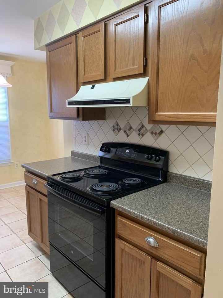 22319 Mayfield Sq - Photo 7 of 40