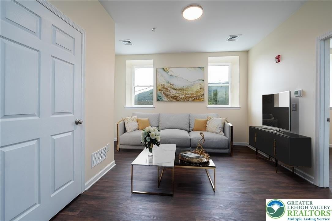 418 W Race St Unit 7 #7 - Photo 2 of 10