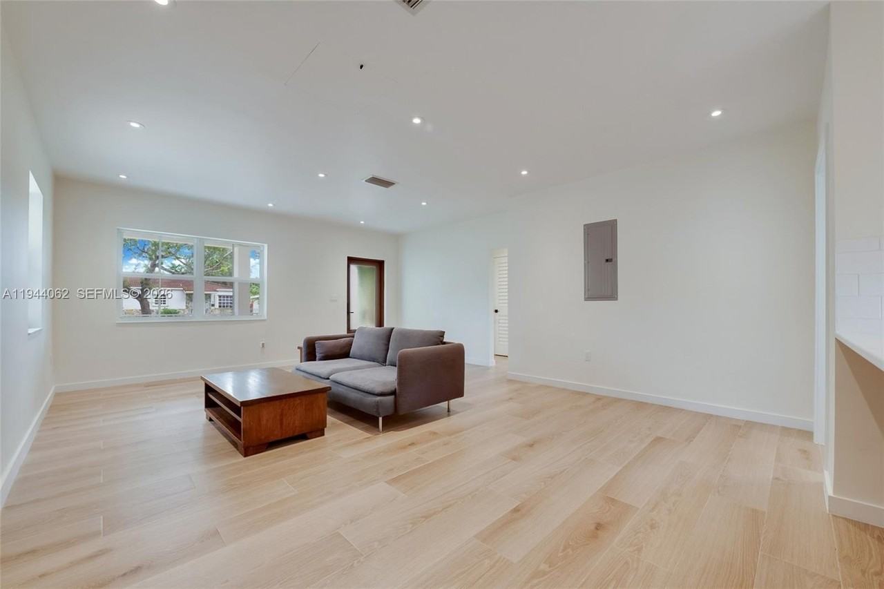 6356 Sw 14th St - Photo 4 of 26