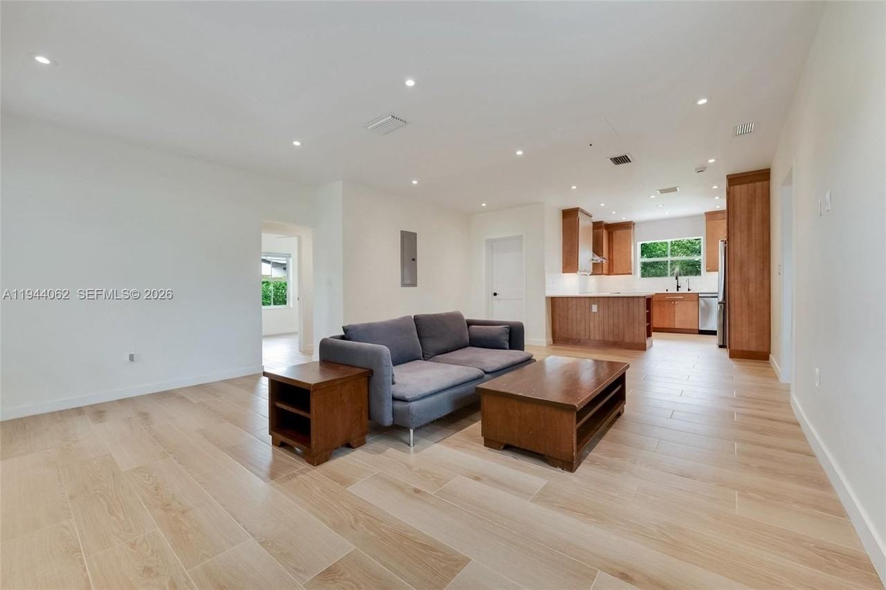 6356 Sw 14th St - Photo 5 of 26