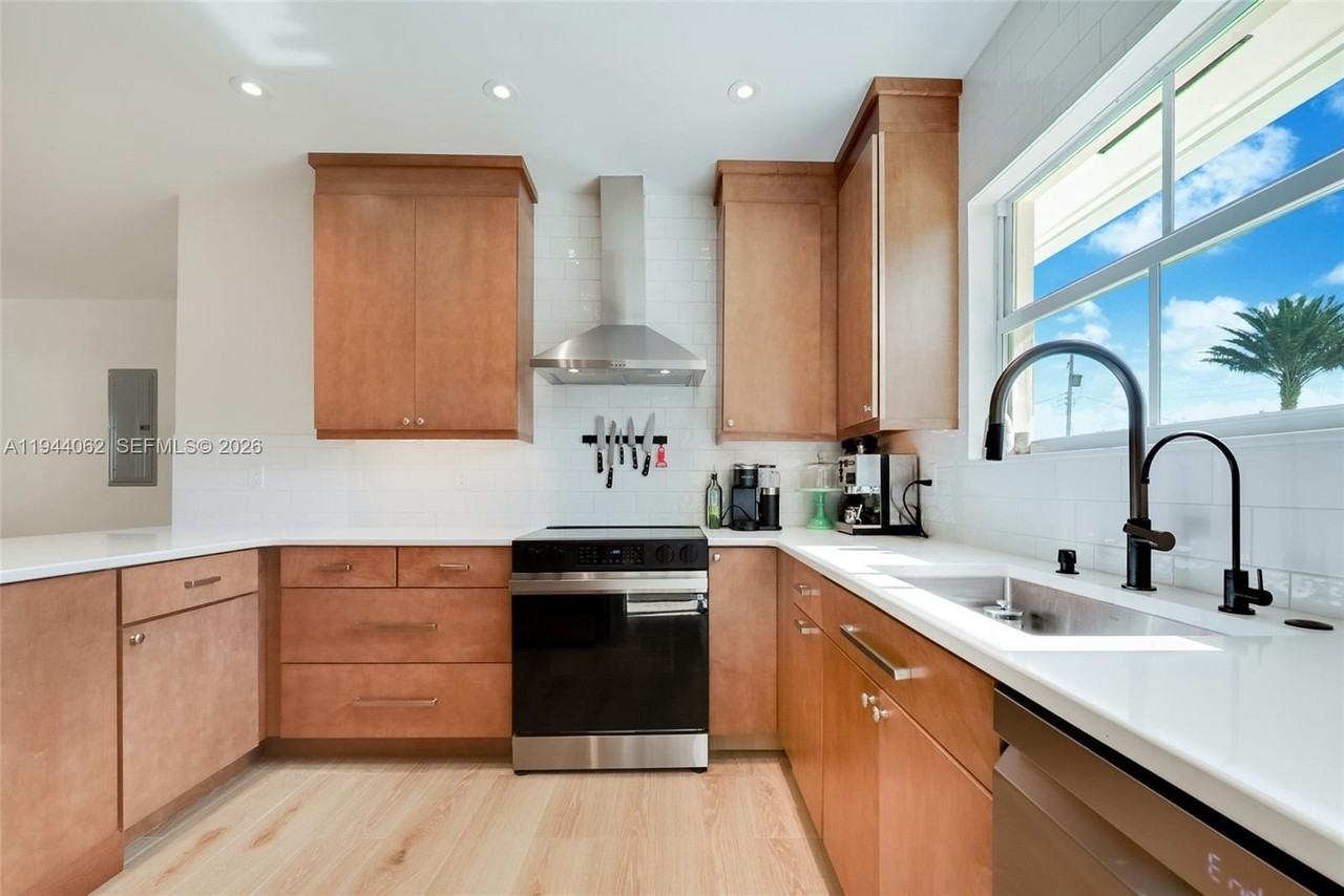 6356 Sw 14th St - Photo 7 of 26