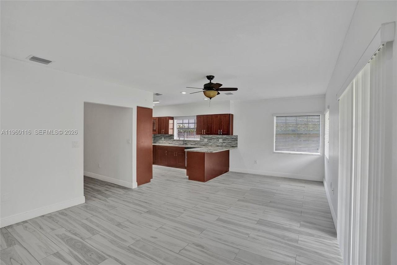 5721 Sw 11th St #0 - Photo 7 of 44