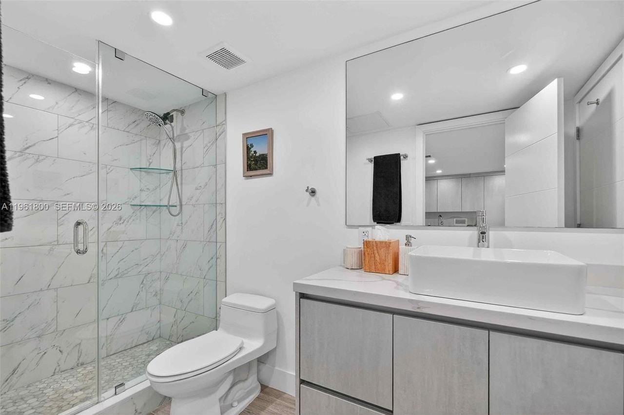 2301 Collins Ave #943 - Photo 7 of 38