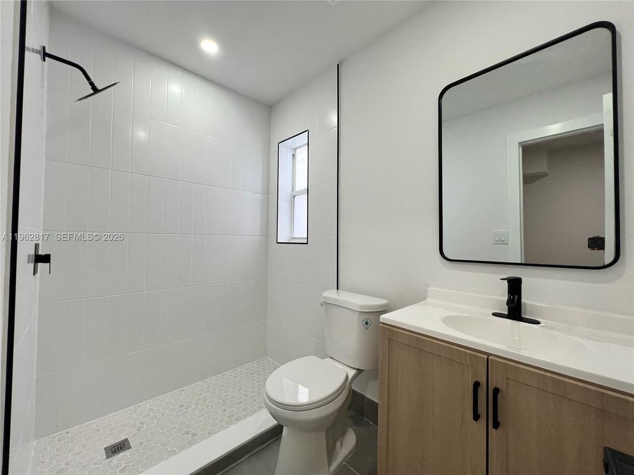 2480 Nw 96th St #B - Photo 5 of 5