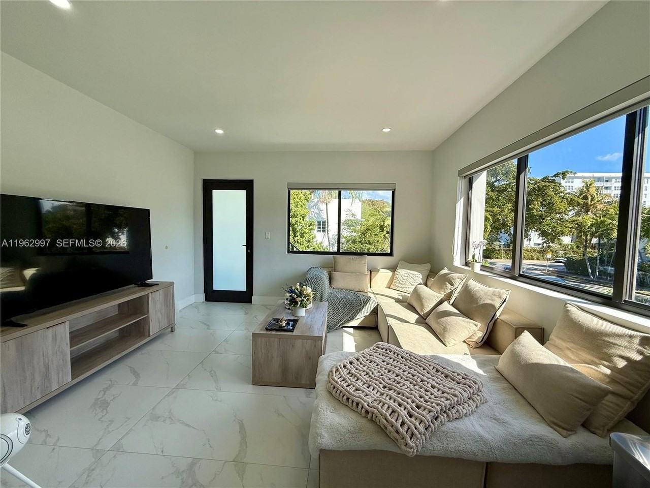 944 Jefferson Ave #9