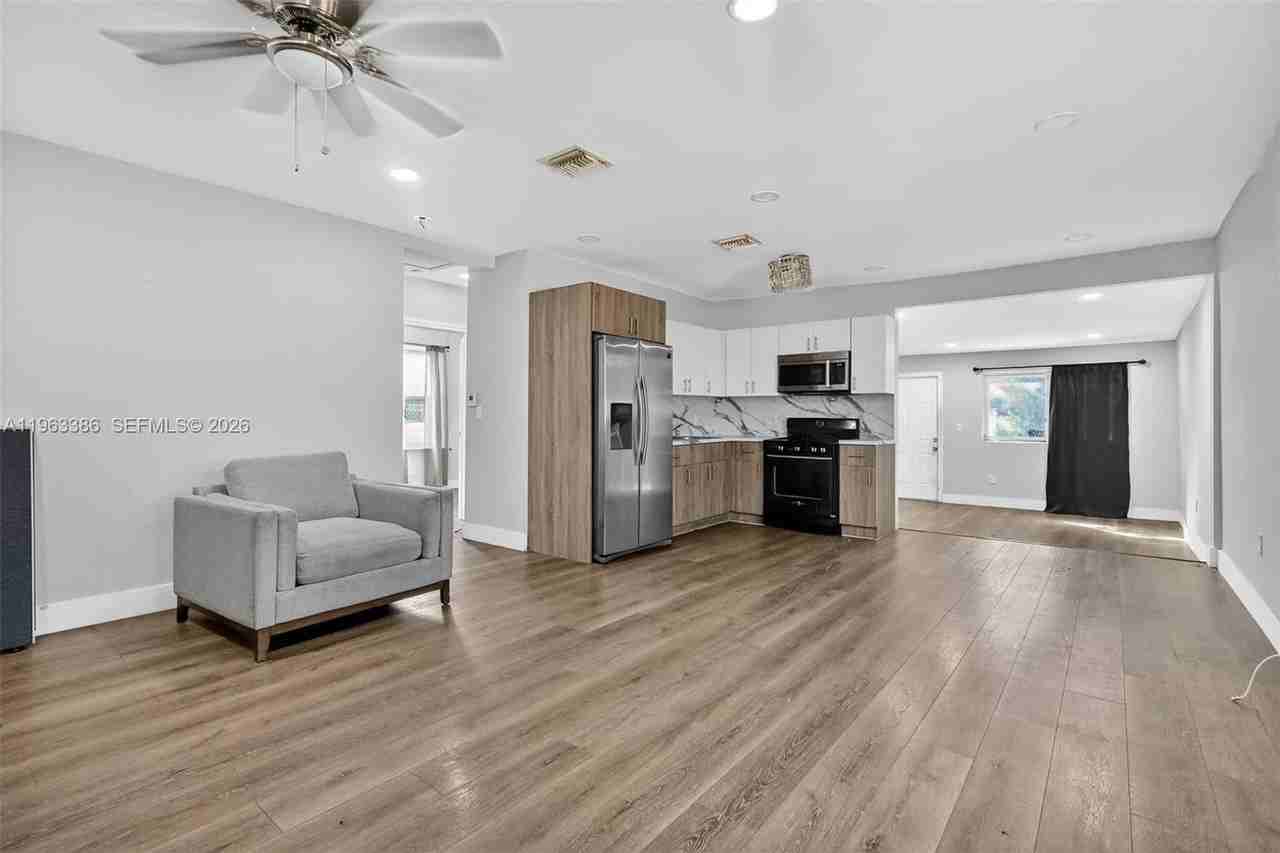 1880 Nw 69th St - Photo 4 of 20