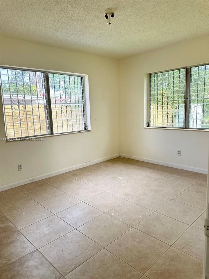 956 Ne 80th St - Photo 2 of 24