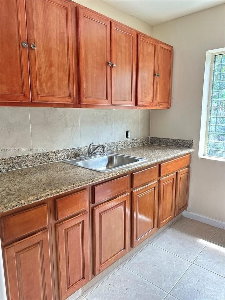 956 Ne 80th St - Photo 4 of 24