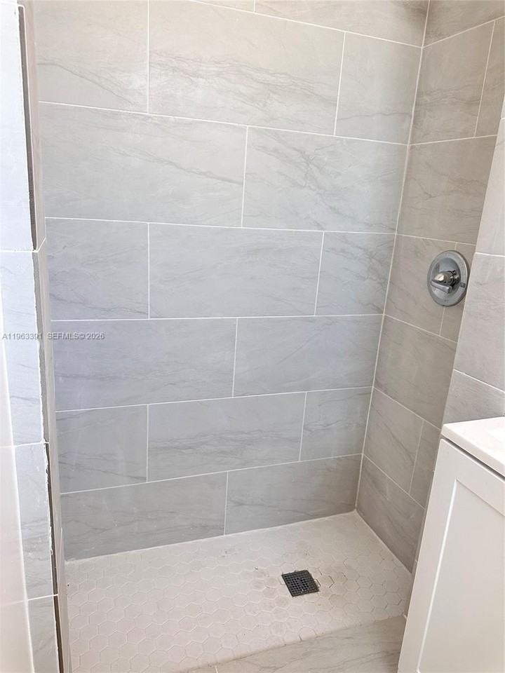 956 Ne 80th St - Photo 5 of 24