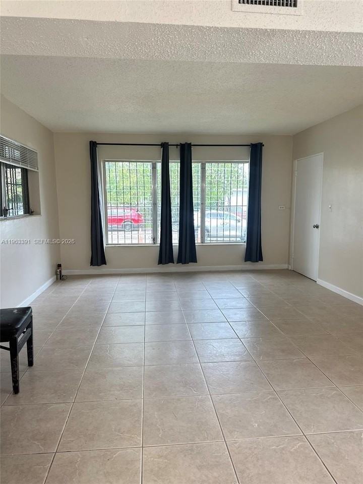 956 Ne 80th St - Photo 6 of 24