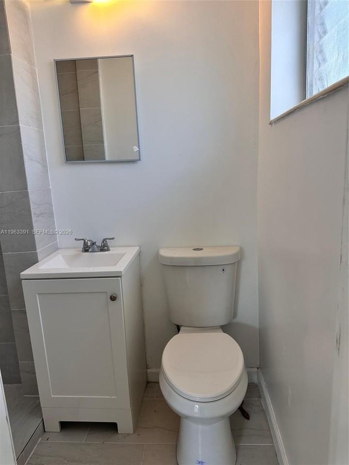 956 Ne 80th St - Photo 7 of 24