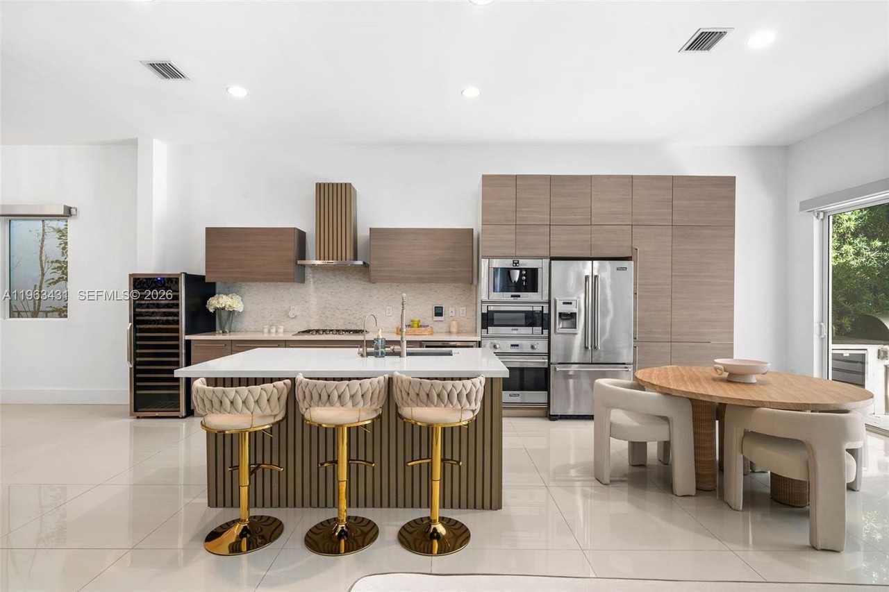 18935 Atlantic Blvd - Photo 3 of 29