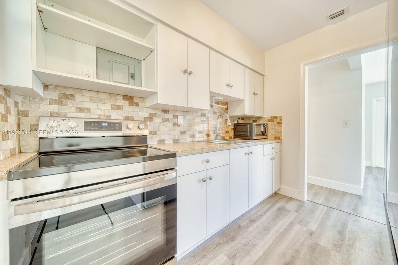 2798 Sw 32nd Ave #2798 - Photo 4 of 24