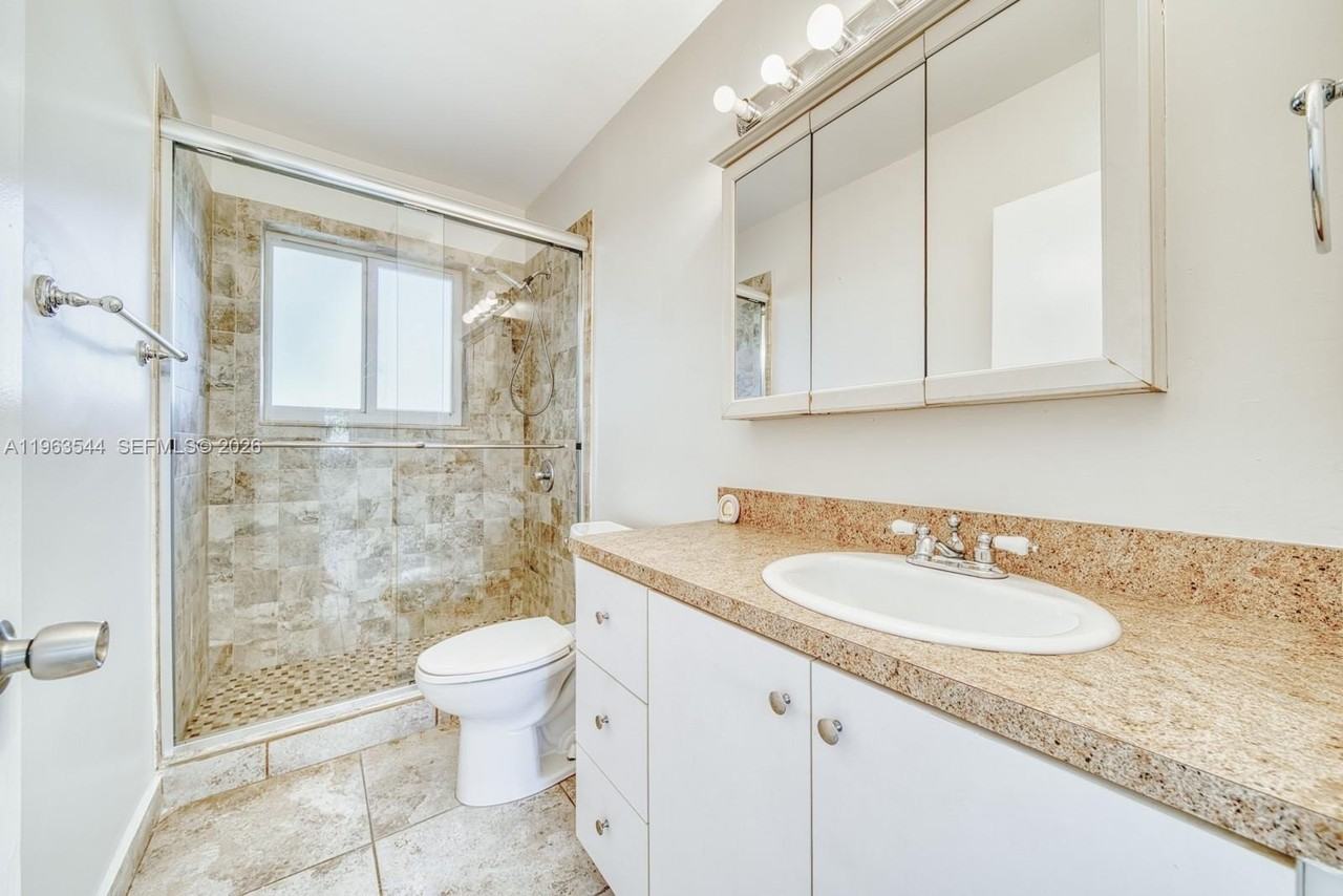 2798 Sw 32nd Ave #2798 - Photo 6 of 24