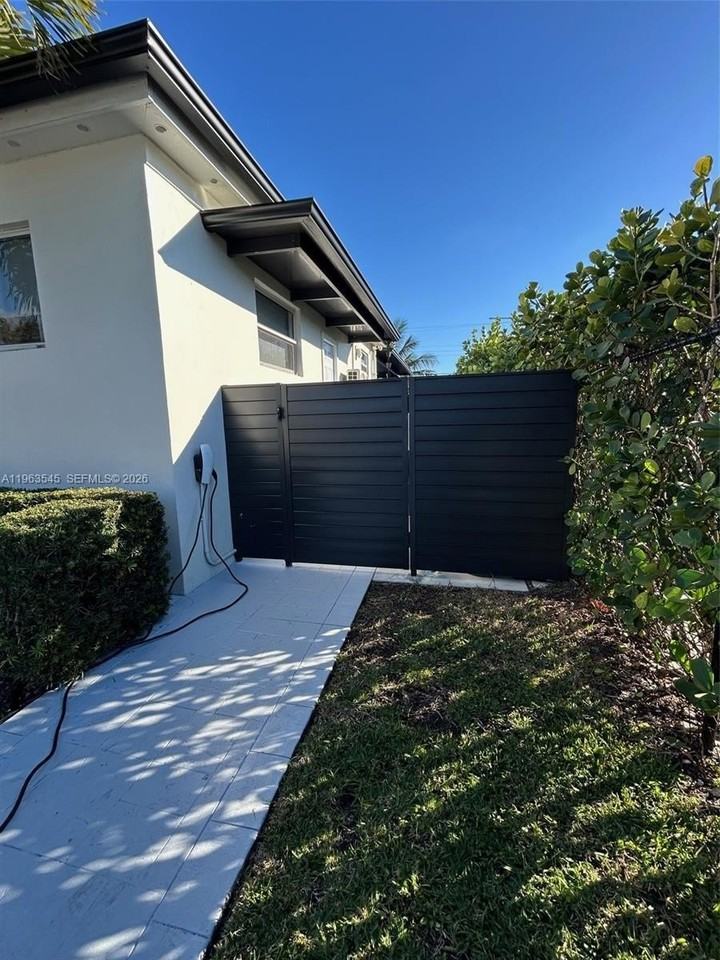 8000 Sw 19th St - Photo 2 of 13