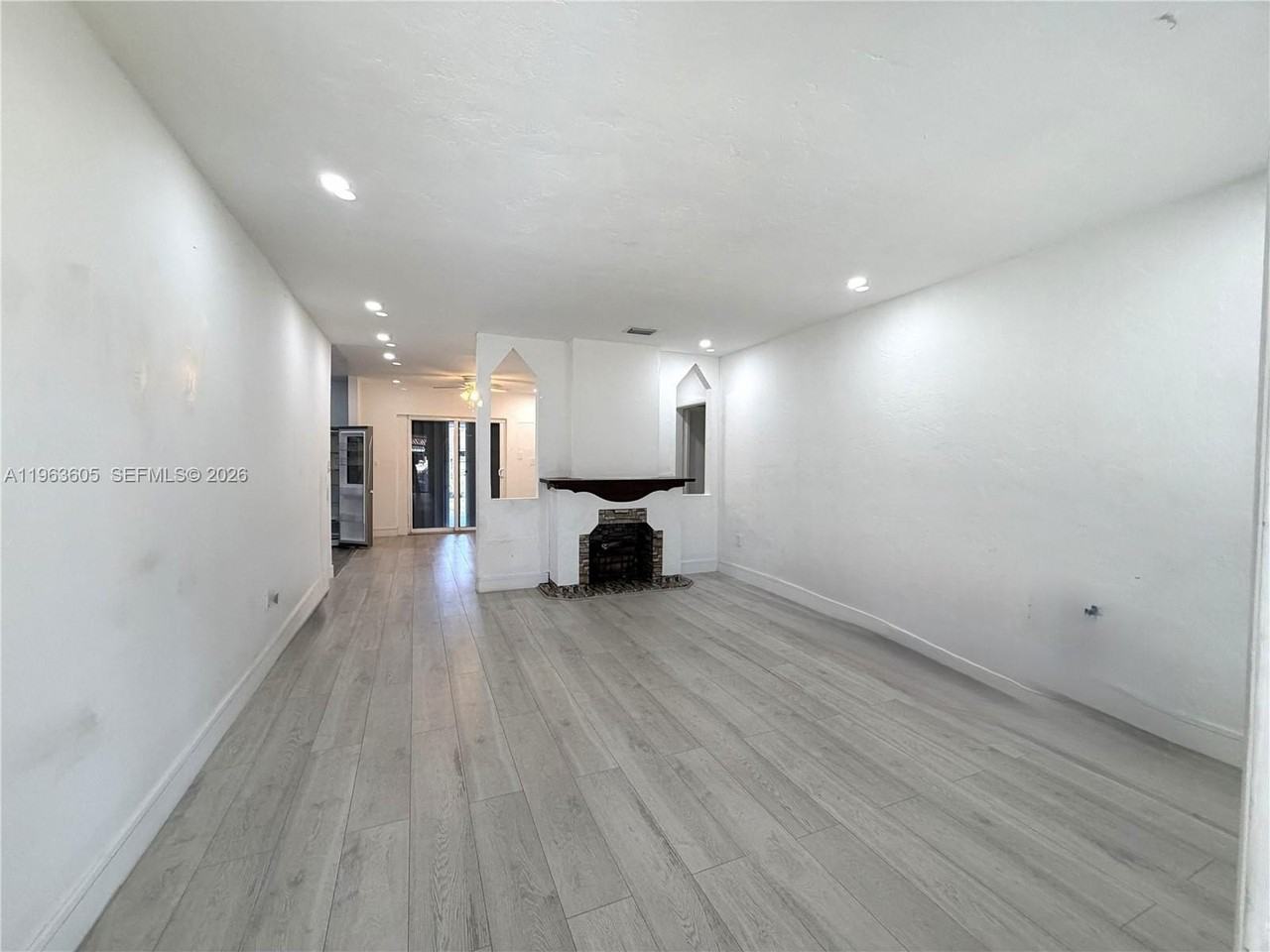 121 Flagami Blvd - Photo 3 of 23