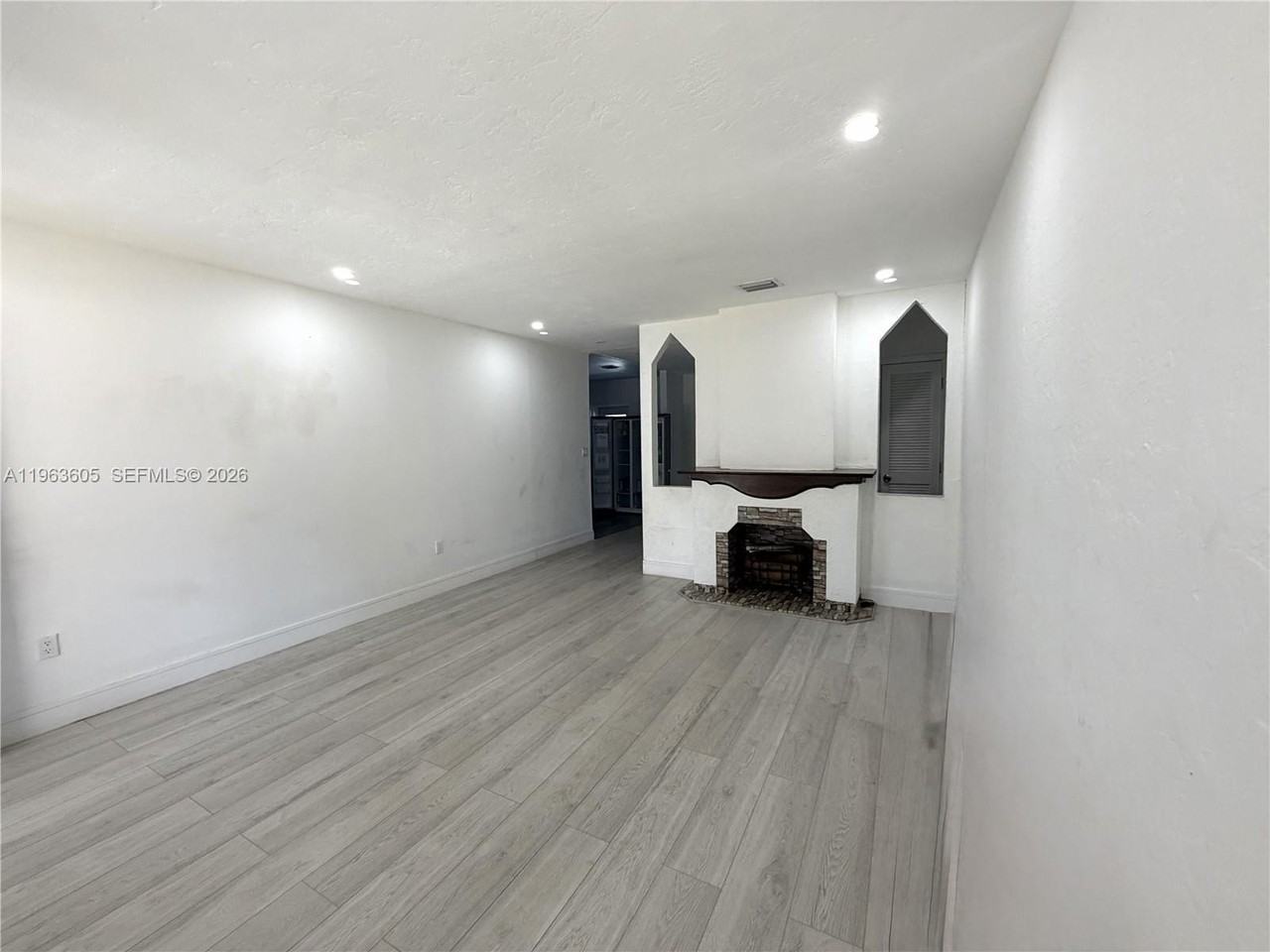 121 Flagami Blvd - Photo 6 of 23