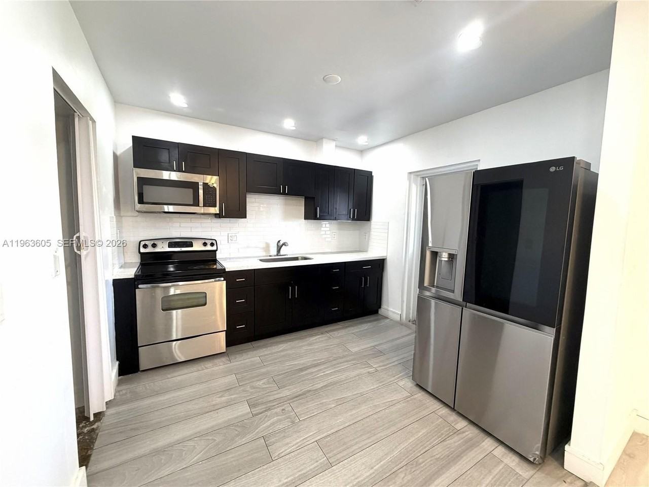 121 Flagami Blvd - Photo 7 of 23