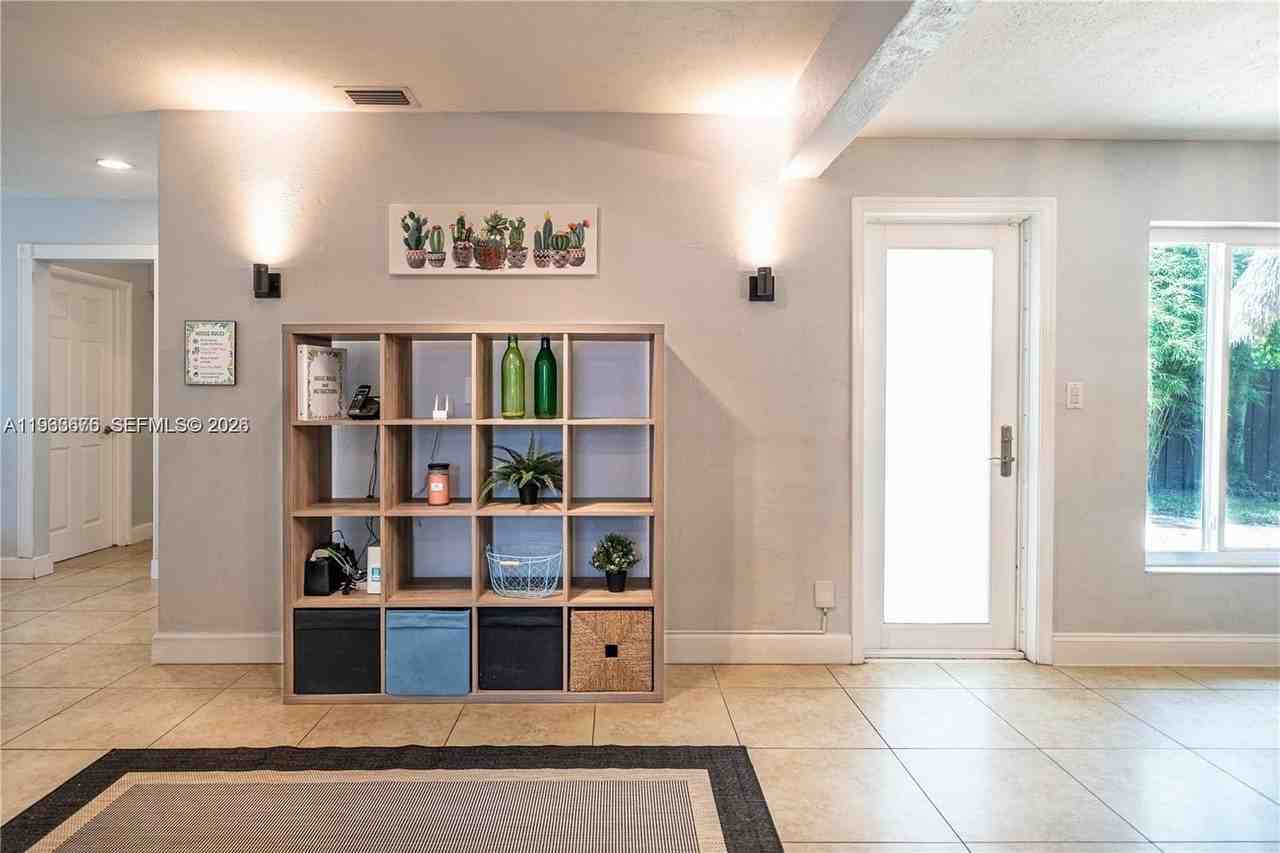 1501 Sw 35th Ter - Photo 3 of 22