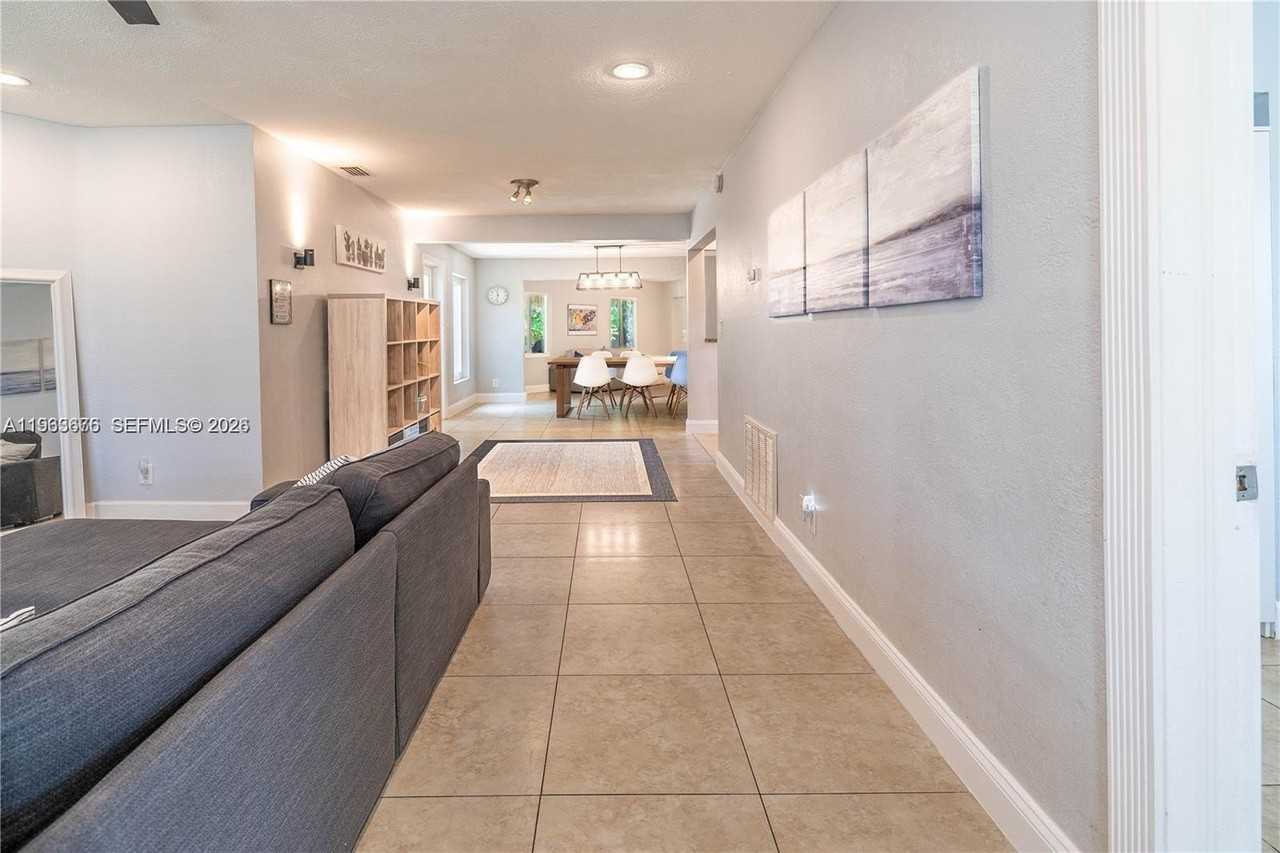 1501 Sw 35th Ter - Photo 4 of 22