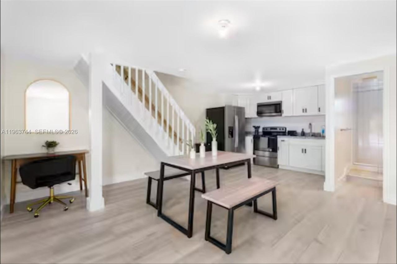 601 Sw 17th St #1-4 - Photo 3 of 7