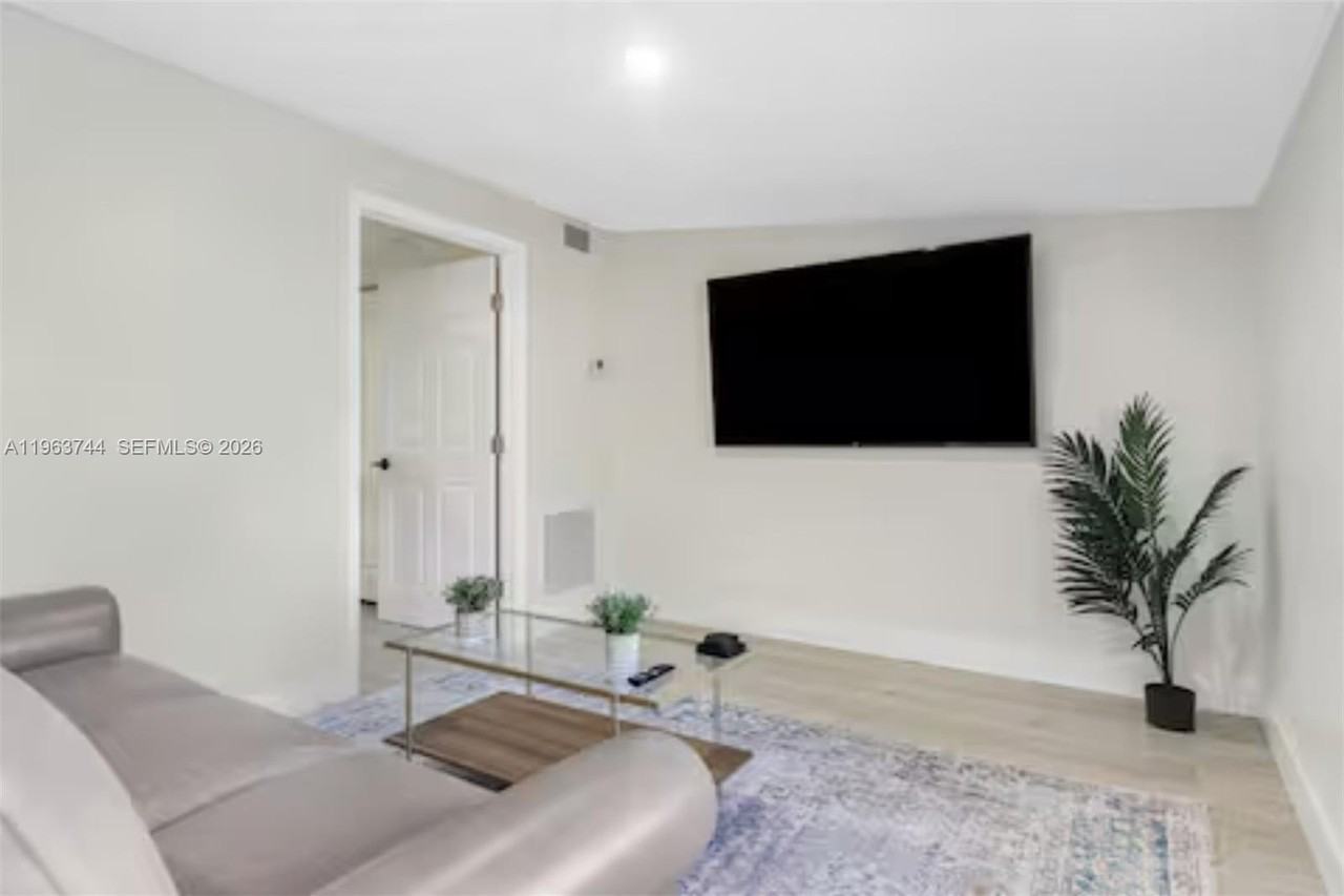 601 Sw 17th St #1-4 - Photo 5 of 7