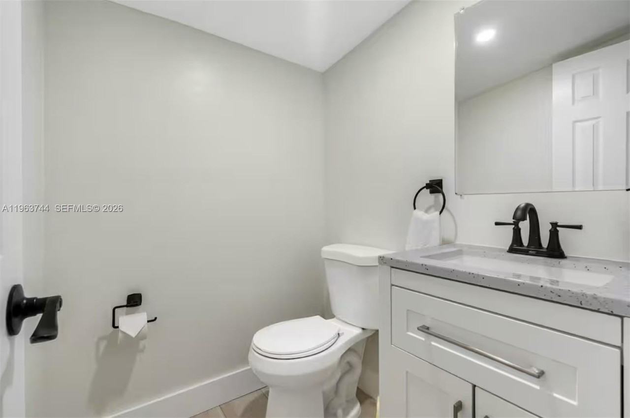 601 Sw 17th St #1-4 - Photo 6 of 7