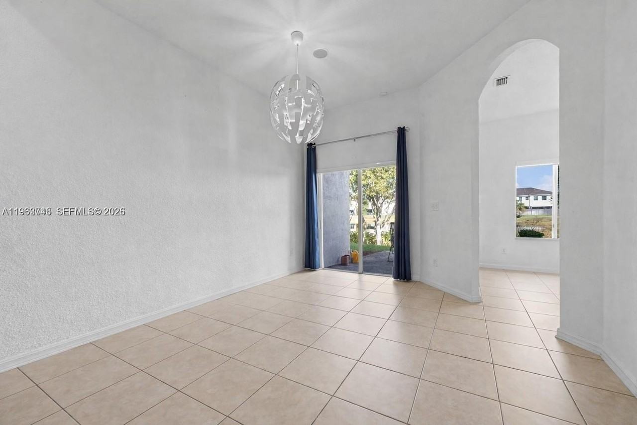 2467 Se 19th St - Photo 6 of 43