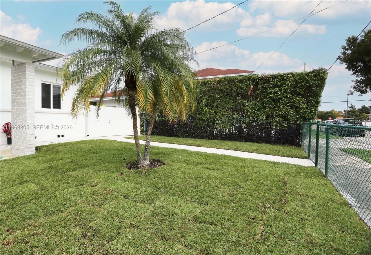 3305 Sw 2nd St #A - Photo 3 of 18