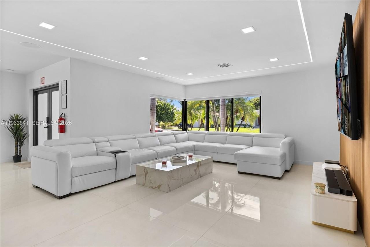 1117 Adams St - Photo 4 of 50