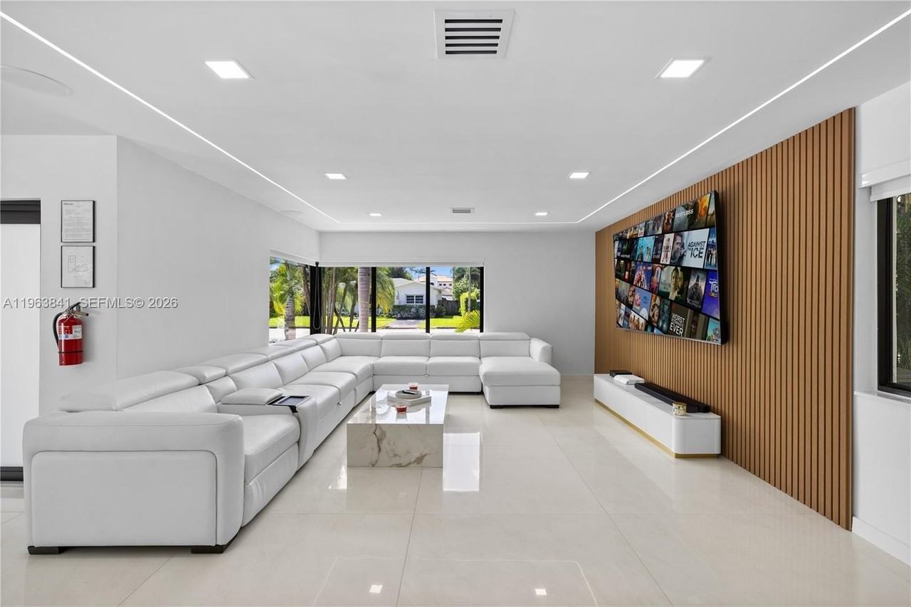 1117 Adams St - Photo 5 of 50