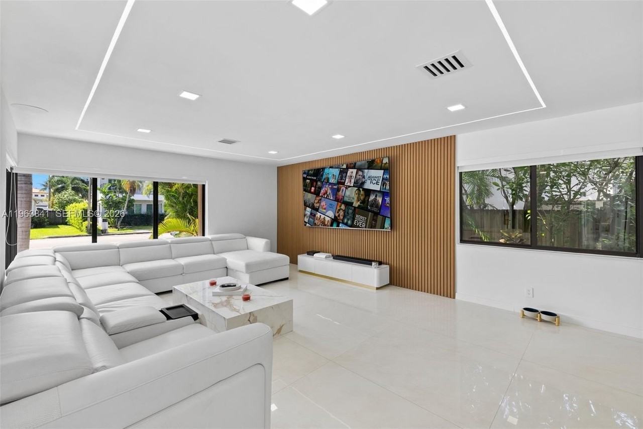 1117 Adams St - Photo 6 of 50