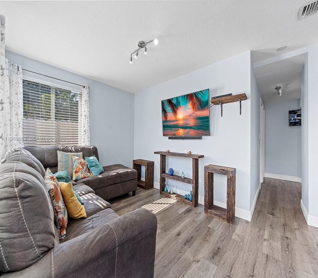 1016 Sw 12th Ave - Photo 6 of 8