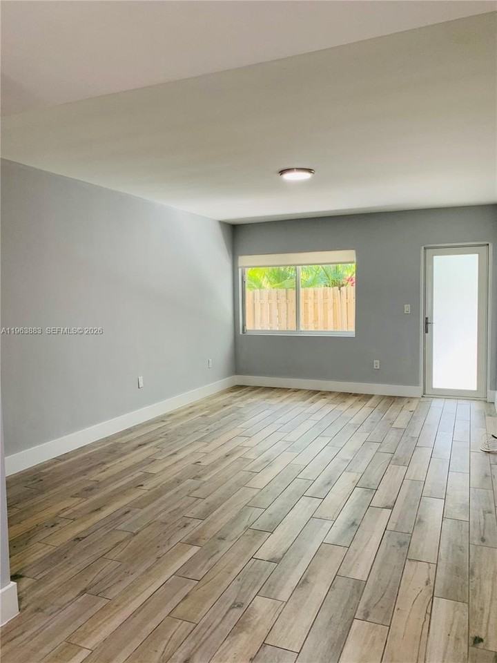 942 Lenox Ave #07 - Photo 5 of 9