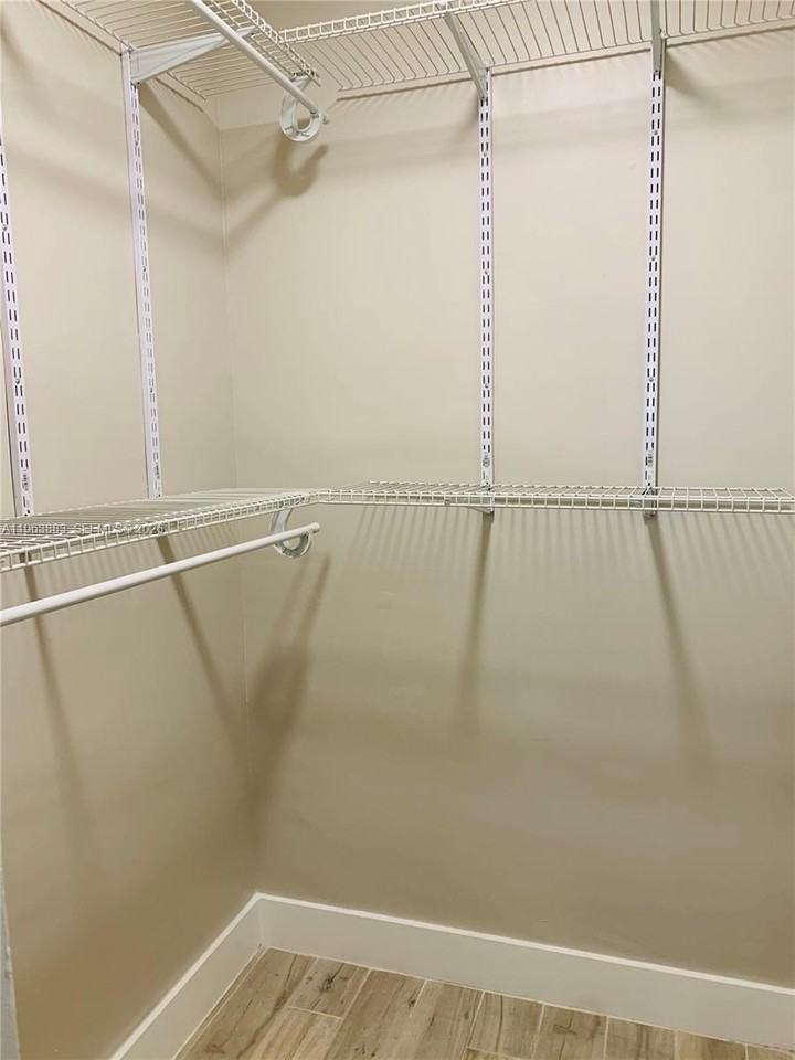 942 Lenox Ave #07 - Photo 6 of 9