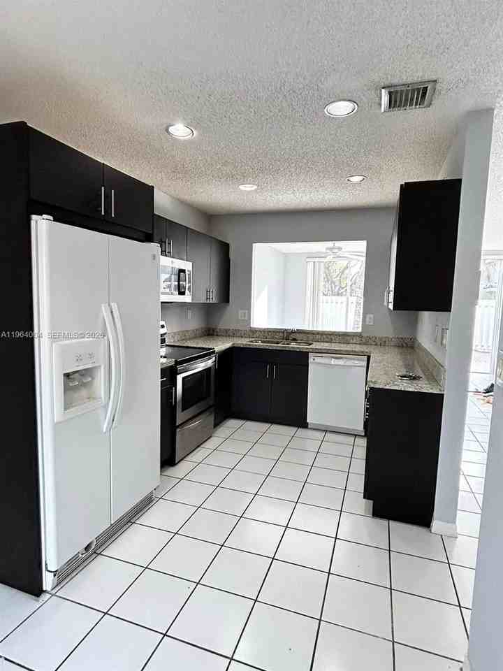 9900 Nw 43rd Ter - Photo 6 of 18