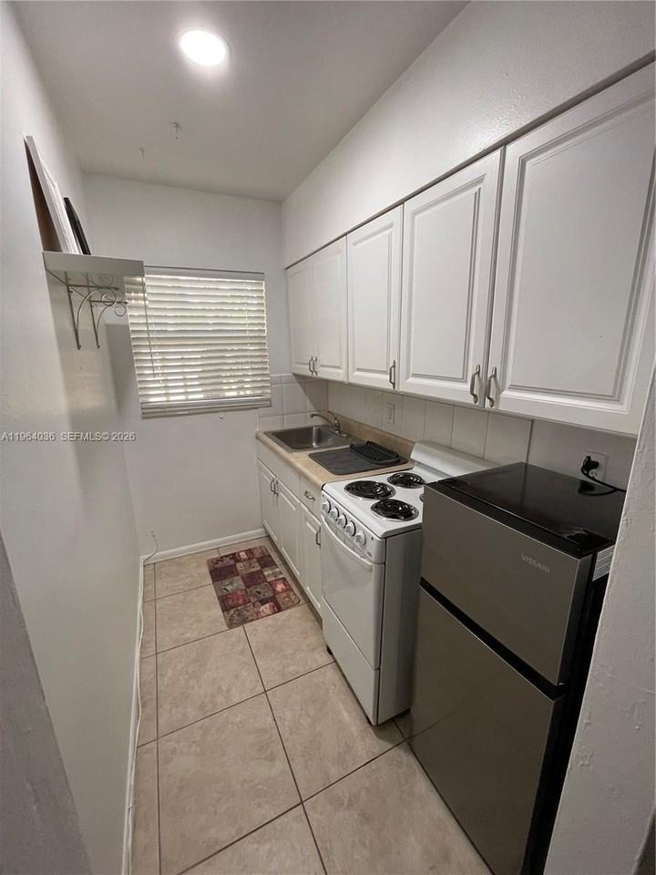 1717 Ne 12th St #5 - Photo 6 of 13