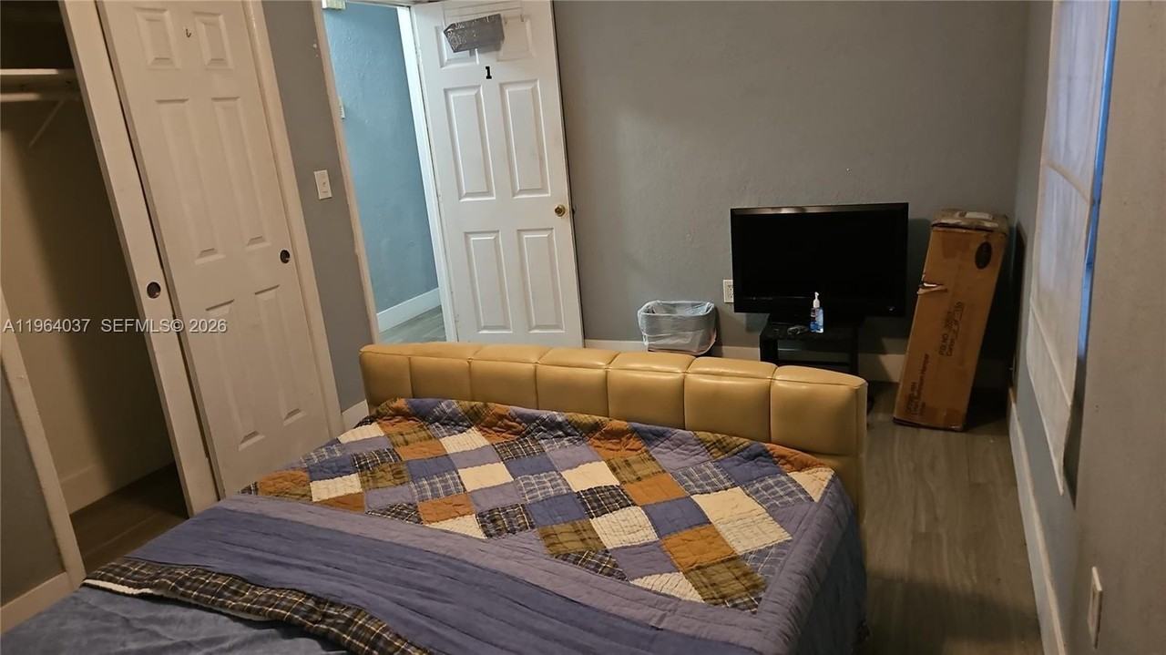 2530 Nw 17th St - Photo 4 of 16